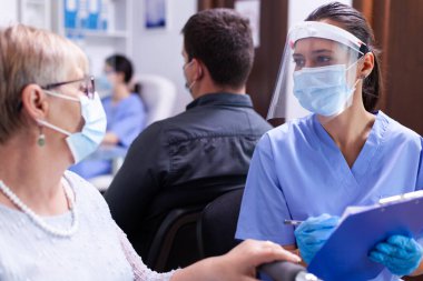 Engelli yaşlı kadın iyileşme hakkında konuşuyor