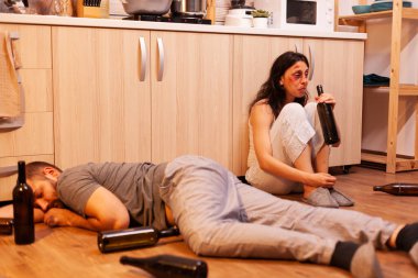 İstismar edilen eş alkol içiyor