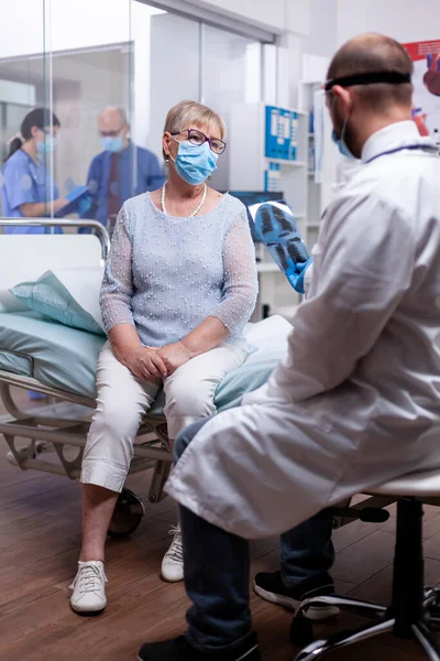 Specialista medico che esamina i raggi X — Foto Stock