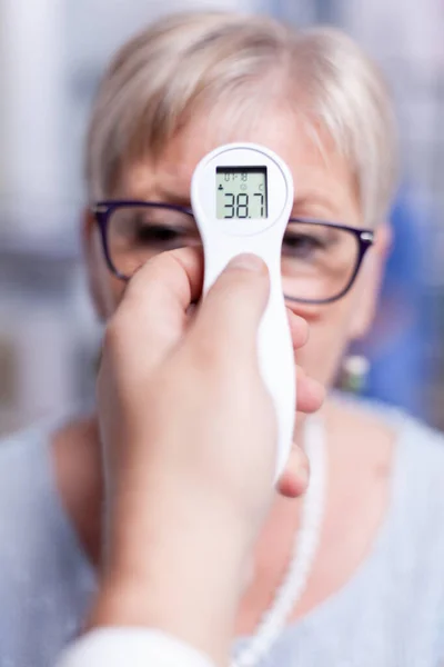 Termometro che mostra la temperatura corporea — Foto Stock