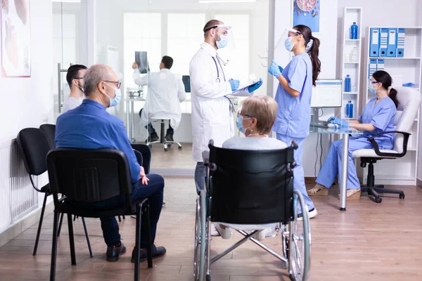 Koronavirüse karşı yüz maskesi takan tıbbi ekip.