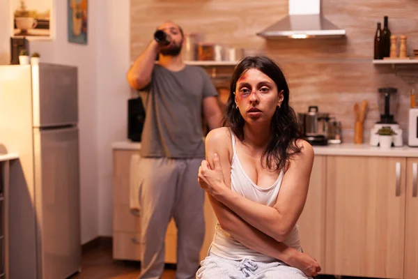 Traumatised woman in kitchen — Stock Photo, Image