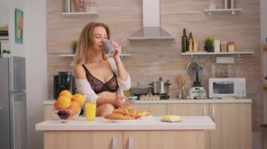 Baştan çıkarıcı kadın cep telefonunda geziniyor.