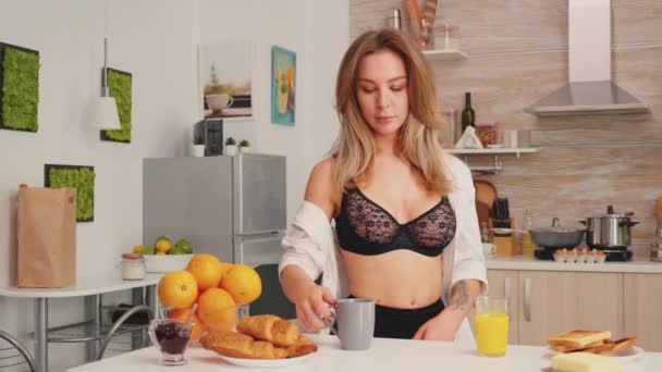 Žena ve spodním prádle těší kávu — Stock video