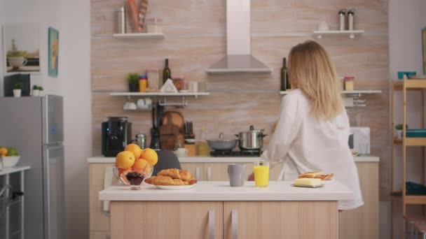 Mujer seductora preparando el desayuno — Vídeo de stock