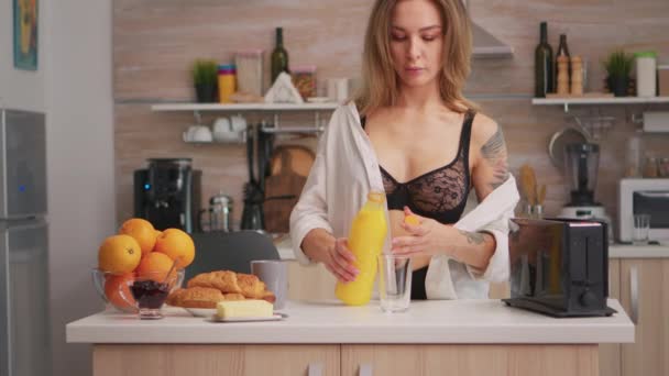 Attractive woman pouring fresh juice — Stock Video