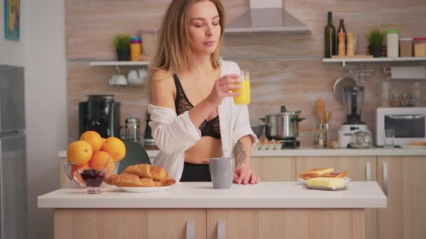 Donna sexy godendo la mattina — Video Stock