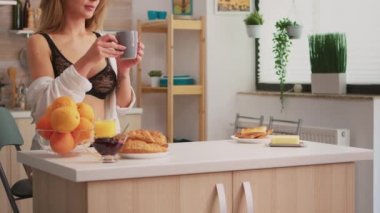 Çekici kadın kahveyle rahatlıyor.