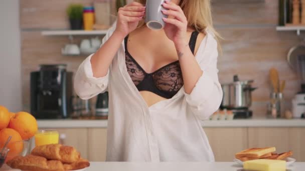 Портрет сексуальной женщины, пьющей кофе — стоковое видео