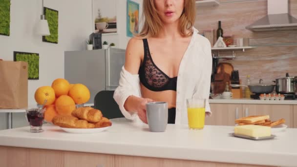 Mulher sedutora segurando xícara de chá — Vídeo de Stock