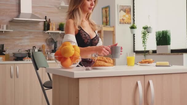 Sexy dama sorbiendo café caliente — Vídeos de Stock