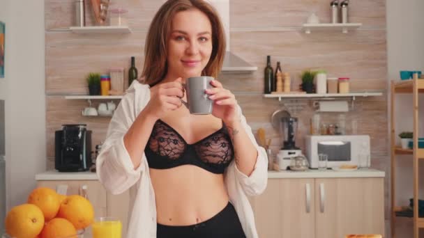 Sexy dama bebiendo café y mirando en la cámara — Vídeos de Stock