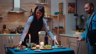 Romantik yemek hazırlayan kadın