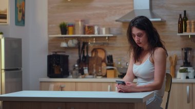 Sadakatsiz koca mutfakta sohbet ediyor.