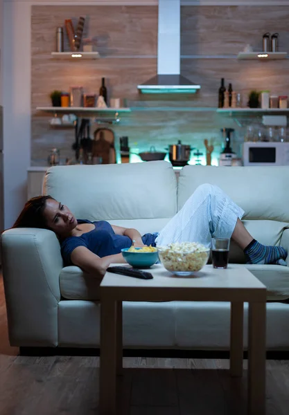 Mulher exausta assistindo programa de tv — Fotografia de Stock