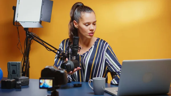 Influencer showing her public a new camera lens — Stock Photo, Image