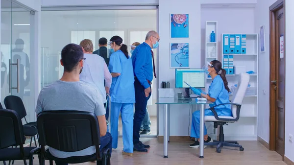 Médecin appelant le patient en salle de consultation — Photo