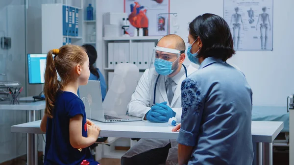 Médico especialista examinando raio-x infantil — Fotografia de Stock