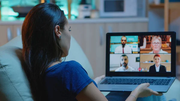 Falando sobre relatório de venda em videoconferência — Fotografia de Stock