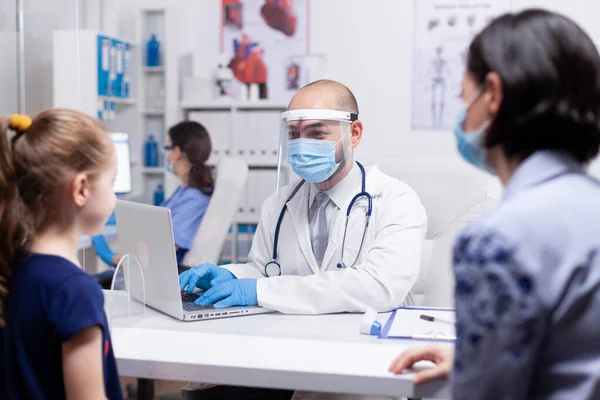 Bambino all'esame medico — Foto Stock