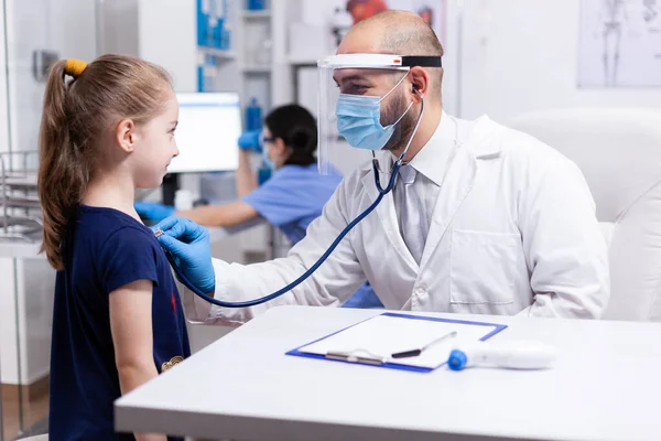 Dziecko patrzące na lekarza — Zdjęcie stockowe