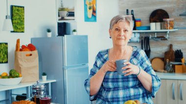 Bir fincan sıcak kahve içiyorum.