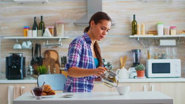 Fincana yeşil çay dök