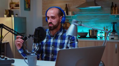 İnternet şovu sırasında konuşan adam.