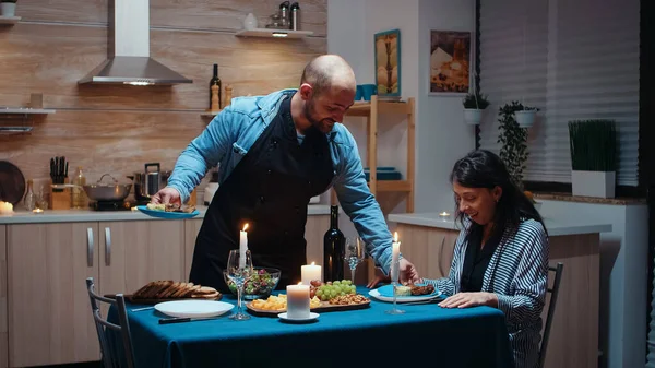 Mann bereitet festliches Dinner zu — Stockfoto