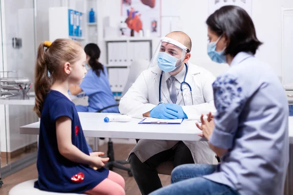 Läkare pratar med barn — Stockfoto