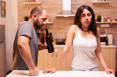 Saldırgan koca karısını korkutuyor.