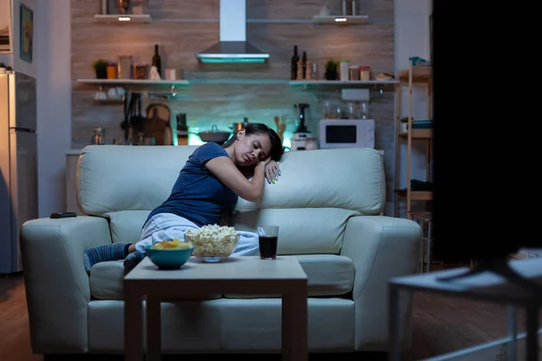 Mujer mirando dormida delante del televisor — Foto de Stock