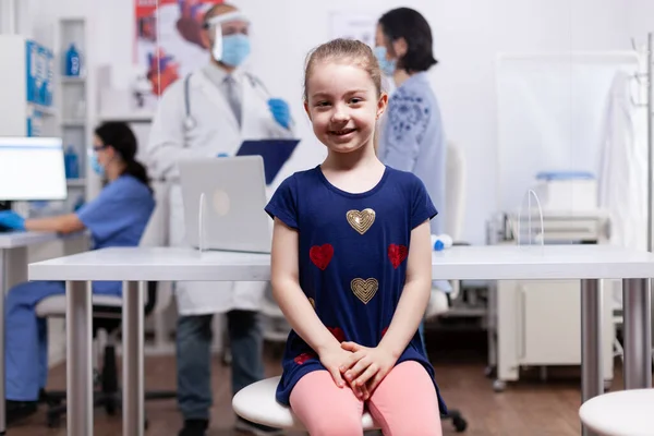 Дитина посміхається на камеру під час медичного огляду — стокове фото