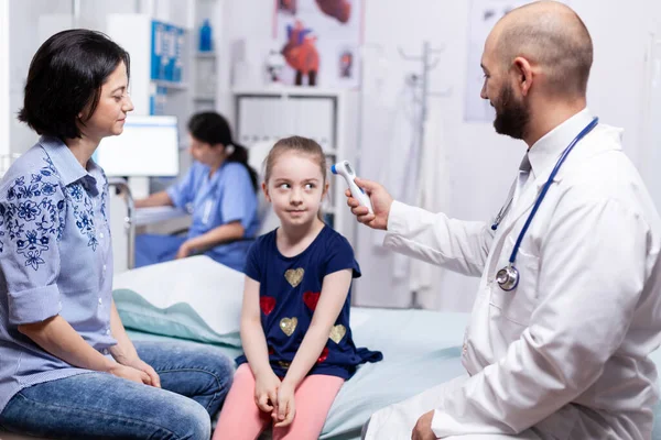 Doctor using digital thermometer — Stock Photo, Image