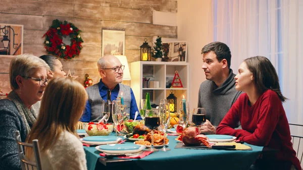 Großmutter im Gespräch mit kleiner Enkelin — Stockfoto