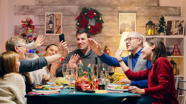 ビデオ通話中に大きな家族が手を振って — ストック写真
