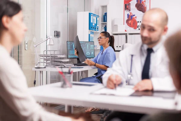 Enfermera revisando la radiografía del paciente — Foto de Stock