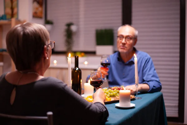 Frau isst mit Ehemann zu Abend — Stockfoto