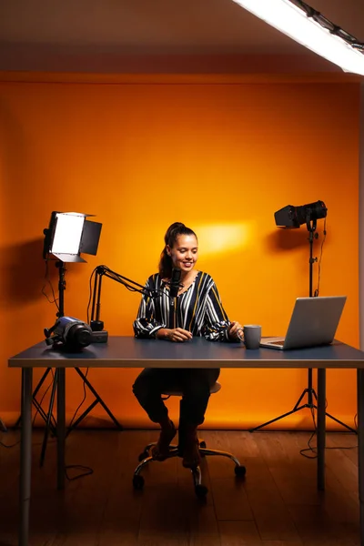 Micrófono de prueba experto en medios — Foto de Stock