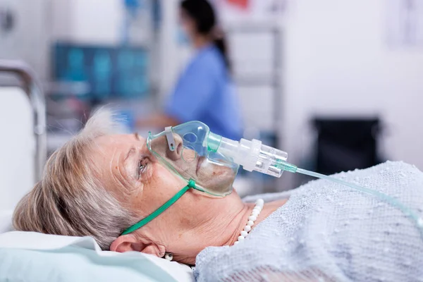 Mulher velha respirando com máscara de oxigênio — Fotografia de Stock