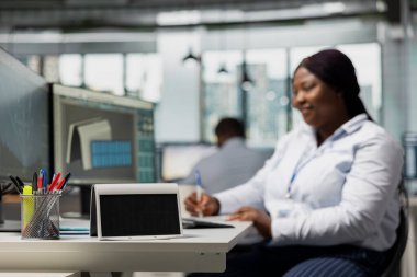 Sürdürülebilirlik hedeflerine ulaşmak için ürün tasarımcısı tarafından üretilen güneş enerjili prototipi kapatın. Araştırma ve geliştirme bölümü uzmanı. Güneş pilleri cihazının prototipini yüksek verimlilikte yapıyor.