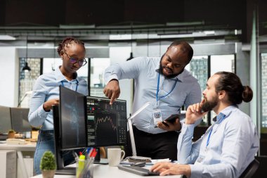 Günlük tüccarlar ofiste beyin fırtınası yapıyor, piyasa dalgalanmalarından yararlanmak için strateji geliştiriyorlar. Takım çalışması şirketinin ortakları hızlı kar elde etmek için borsa fiyat hareketlerini analiz ediyorlar.