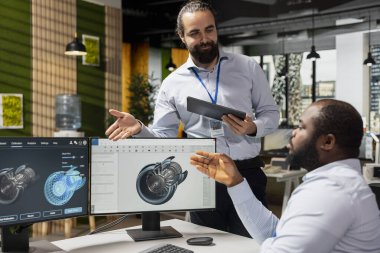 Mühendislerden oluşan bir ekip yeşil teknoloji şirketinde sürdürülebilirlik ölçümlerini geliştirmek için türbin bileşenlerini analiz ediyor. Takım çalışma arkadaşları türbin parçalarını emisyonları azaltacak şekilde modifiye ettiler