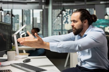 Borsa fiyatlarındaki düşüşün pozisyonları etkilemesi üzerine hayal kırıklığı gösteren bir aksesuar firması. Aracı şirket çalışanı, ticaret platformunda alım satım yaparken para kaybettikten sonra kızgın hissediyor