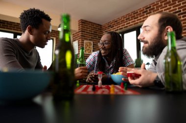 Afrika kökenli Amerikalı bireyler ve beyaz adam masa oyunu sırasında sohbet ediyorlar. Çok ırklı bir arkadaş grubu masanın etrafına içki ve aperatiflerle oturmuş birbirleriyle kaynaşıyorlar..