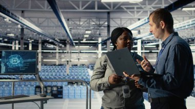 Veri merkezi mühendislerinden oluşan bir ekip sinirsel ağların yapılandırılmasını araştırıyor, ayarlamalar yapıyor. Takım çalışması sunucu merkezi çalışanları, öğrenme hatalarını kontrol etmek için not defteri kullanır. Kamera A