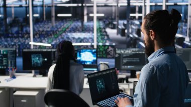 Sunucu odası teknisyeni altyapı teşhislerini gözden geçirmek için AI LLM sohbet robotu kullanıyor. Yapay zeka kullanarak veri merkezinde bilişim uzmanı performans verilerini analiz etmek için büyük dil modeli, kamera A