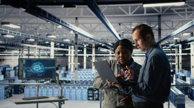 Sunucu merkezindeki mühendisler derin öğrenme yapay zeka sistemlerini optimize ediyorlar. Takım çalışması veri merkezi meslektaşları yapay zeka model parametrelerini aygıt, kamera A kullanarak ayarlar