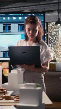 Vertical Video Emlak uzmanı site hazırlama belgelerinin imar düzenlemelerini gözden geçirir ve yerleşim alanının başarılı bir şekilde yeniden geliştirilmesi için çalışır. Akıllı şehir gelişimi için ana plan