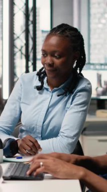 Vertical Video Mühendisleri ekibi ölçüm ve planlama için yazılım kullanıyor, iç tasarım araçları kullanarak duvar yapısı ve yeni bir inşaat için zemin planı kullanıyor.